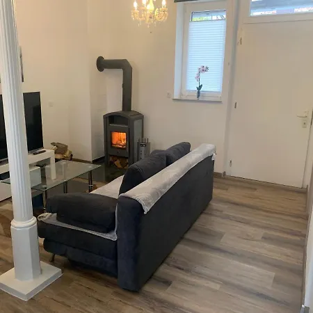 Schoene Kleine Einraumwohnung Mit Kueche Und Kamin In Holzthaleben *